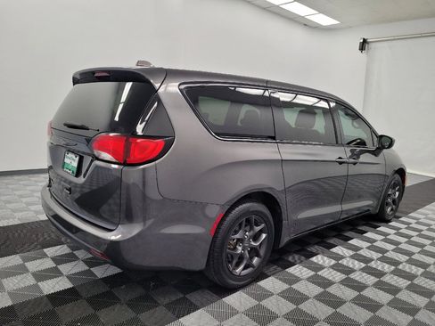Used 2019 Chrysler Pacifica Touring Plus w/ S Appearance Package FWD image 9