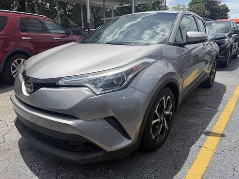 Used 2018 Toyota C-HR XLE FWD image 2
