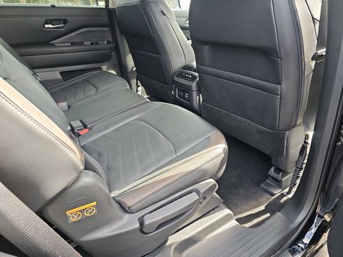 Used 2024 Nissan Pathfinder Platinum w/ Cargo Package image 11