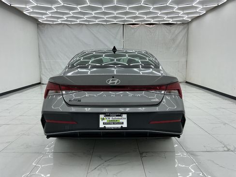 Used 2024 Hyundai Elantra Blue FWD image 10