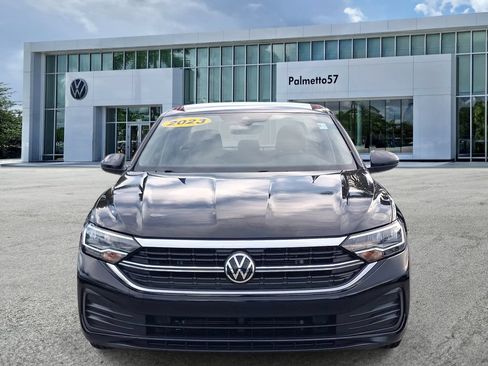 Used 2023 Volkswagen Jetta SE FWD image 2