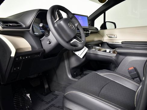 Certified 2025 Toyota Sienna Platinum image 24