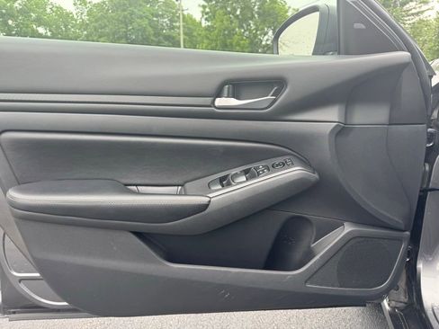 Used 2024 Nissan Altima 2.5 SV FWD image 2