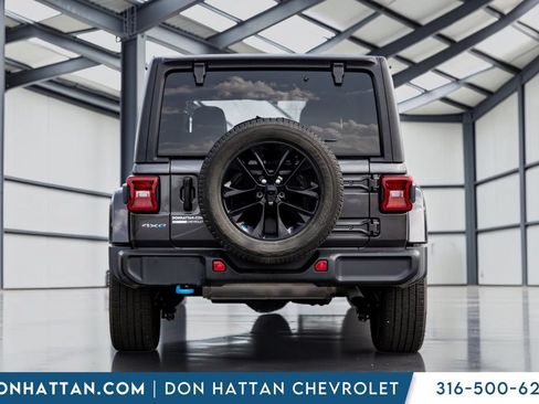Used 2022 Jeep Wrangler Unlimited Sahara w/ Cold Weather Group AWD/4WD image 23
