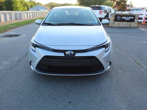 Used 2025 Toyota Corolla LE FWD image 2