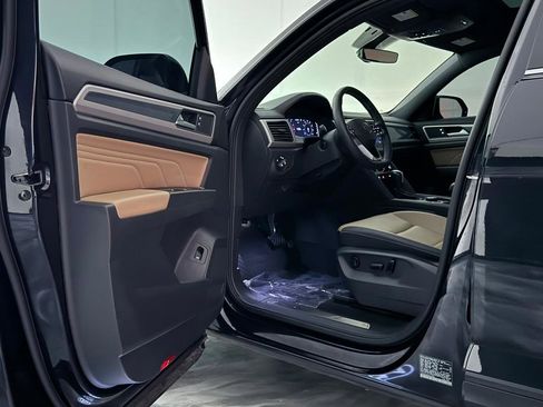 Used 2022 Volkswagen Atlas Cross Sport SE w/ Panoramic Sunroof Package image 16