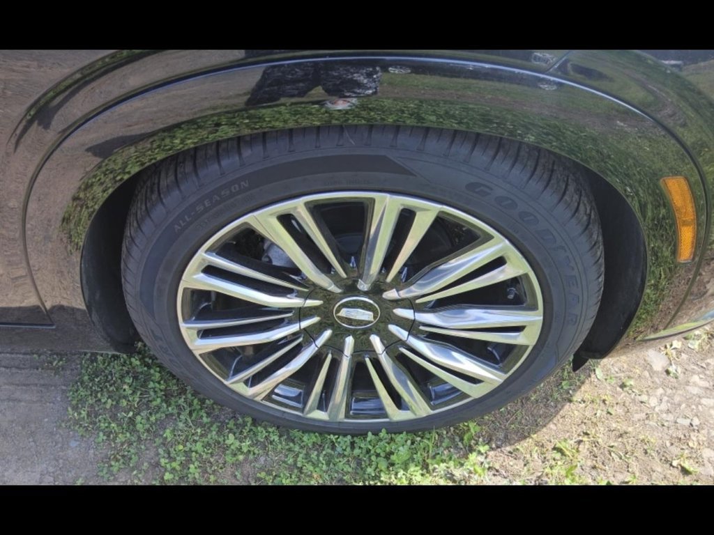 Used 2026 Cadillac Vistiq Premium Luxury w/ LPO, Floor Liner Package AWD/4WD image 5