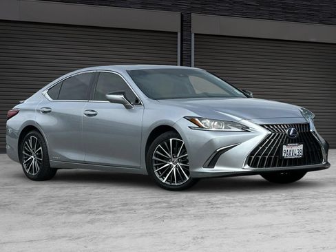 Used 2022 Lexus ES 300h w/ Premium Package FWD image 2