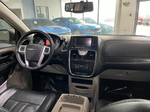 Used 2015 Chrysler Town & Country Touring-L w/ Driver Convenience Group image 28