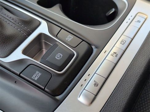 Certified 2024 Kia Carnival LX image 17