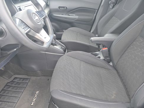 Used 2022 Nissan Kicks S image 9