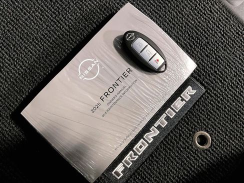 Used 2025 Nissan Frontier SV image 31