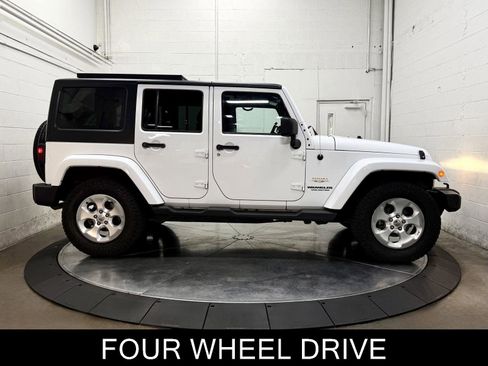 Used 2014 Jeep Wrangler Unlimited Sahara w/ Connectivity Group AWD/4WD image 9