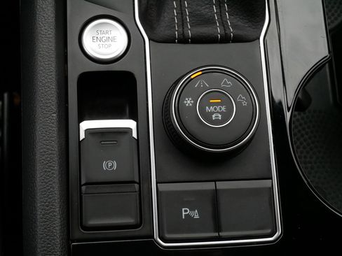 Certified 2023 Volkswagen Atlas Cross Sport SE w/ Panoramic Sunroof Package AWD/4WD image 30