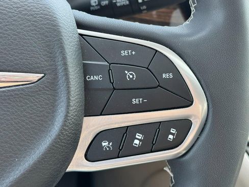 Used 2023 Chrysler Pacifica Limited FWD image 19