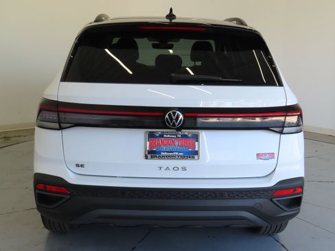 New 2026 Volkswagen Taos SE FWD image 5