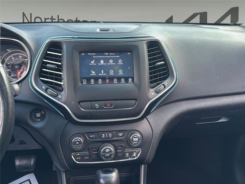 Used 2020 Jeep Cherokee Latitude Plus AWD/4WD image 22