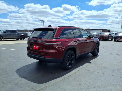 Used 2023 Jeep Grand Cherokee Altitude AWD/4WD image 6