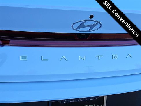 Used 2025 Hyundai Elantra SEL image 11