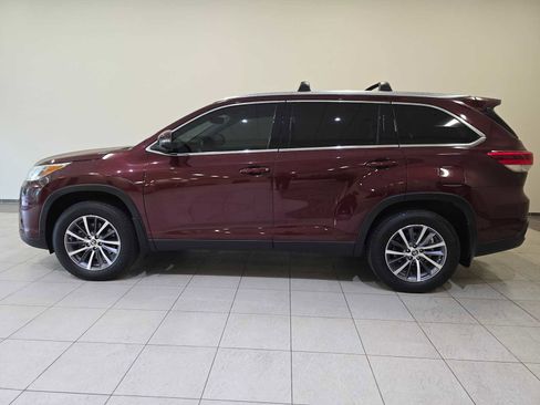 Used 2019 Toyota Highlander XLE AWD/4WD image 3