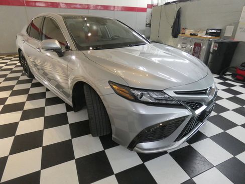 Used 2022 Toyota Camry XSE image 3