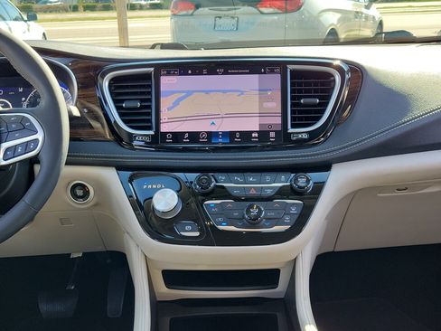 Used 2022 Chrysler Pacifica Limited AWD/4WD image 18