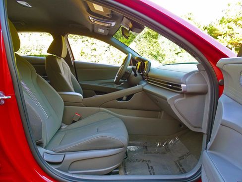 Used 2023 Hyundai Elantra SEL w/ Cargo Package FWD image 28