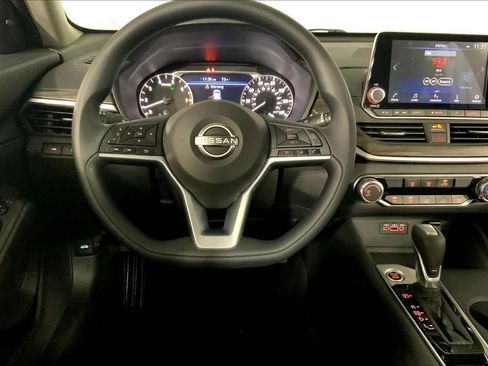 Used 2025 Nissan Altima 2.5 SV image 5