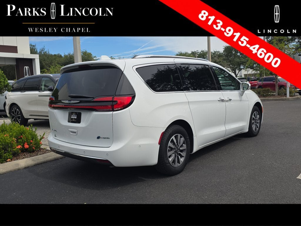 Used 2021 Chrysler Pacifica Touring-L w/ Uconnect Theater Family Group FWD image 4