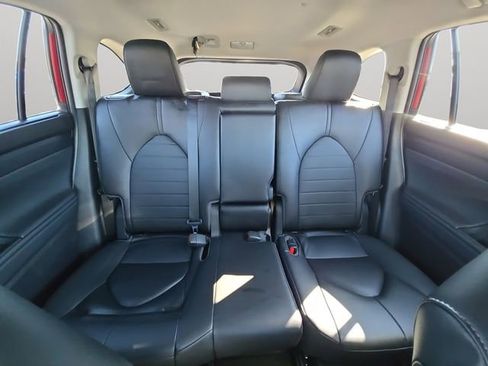 Used 2023 Toyota Highlander XLE image 17