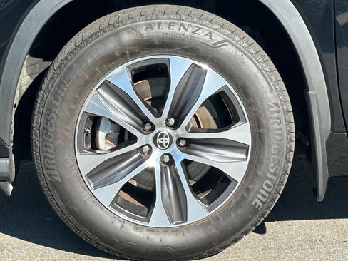 Used 2022 Toyota Highlander XLE image 12