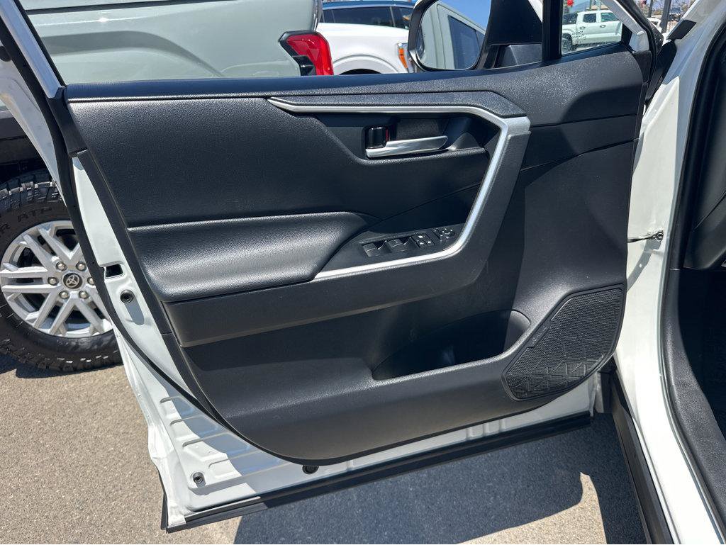 Used 2021 Toyota RAV4 XLE w/ Convenience Package FWD image 15