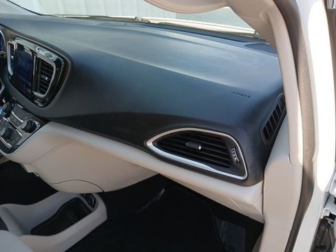 Used 2017 Chrysler Pacifica Touring w/ Tire & Wheel Group FWD image 25