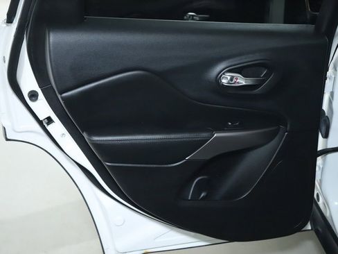 Used 2019 Jeep Cherokee Limited image 13