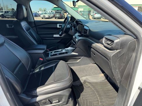 Used 2022 Ford Explorer XLT w/ Equipment Group 202A AWD/4WD image 21