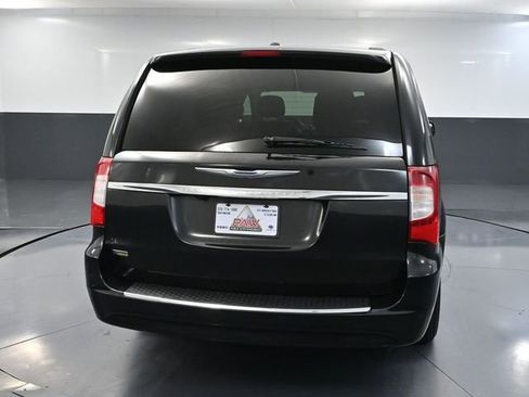 Used 2013 Chrysler Town & Country Touring image 5