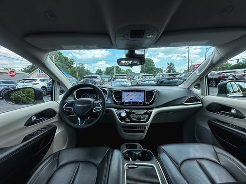 Used 2023 Chrysler Pacifica Touring-L FWD image 20