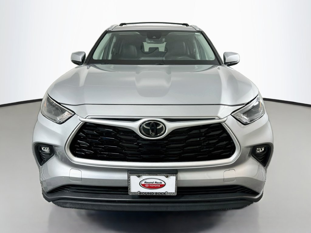 Used 2023 Toyota Highlander XLE FWD image 2
