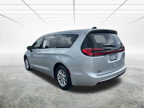 Certified 2023 Chrysler Pacifica Touring-L image 6