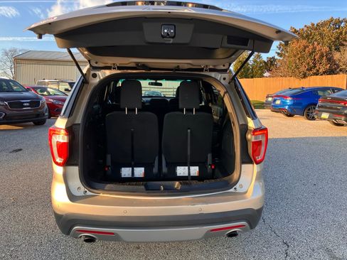 Used 2017 Ford Explorer XLT image 13