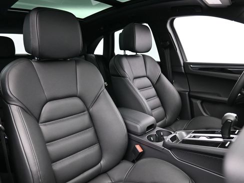 Certified 2026 Porsche Macan AWD/4WD image 18