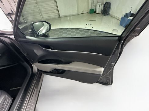 Used 2020 Toyota Camry XLE image 30