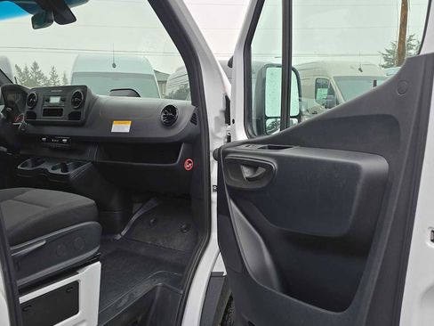 Used 2025 Mercedes-Benz Sprinter 2500 image 10