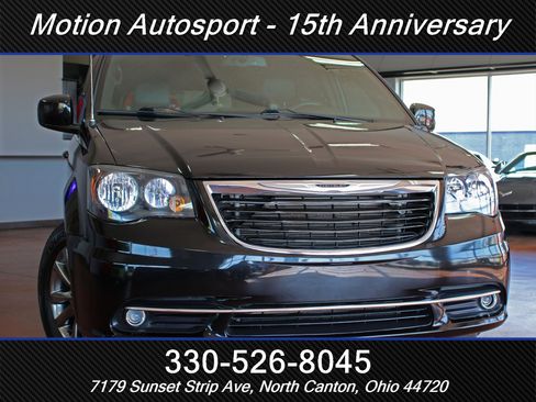 Used 2015 Chrysler Town & Country S w/ Driver Convenience Group FWD image 58