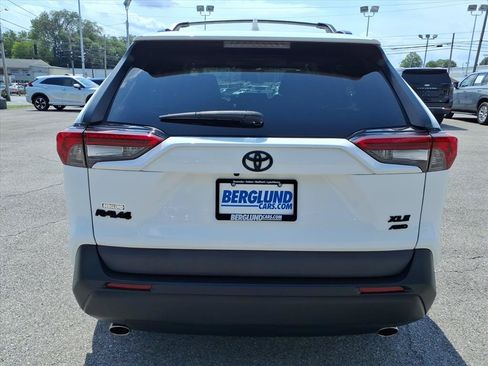 Used 2022 Toyota RAV4 XLE w/ Convenience Package AWD/4WD image 5