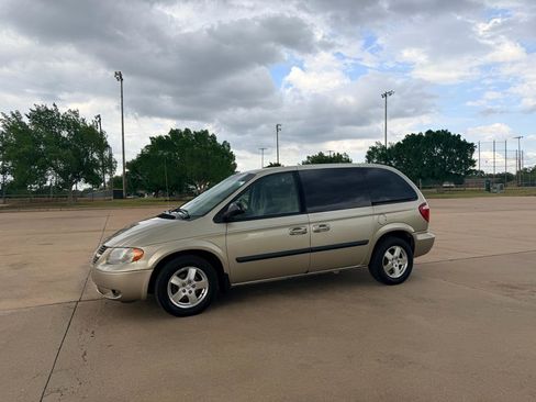 Used 2005 Dodge Caravan SXT FWD image 4