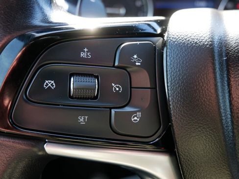 Used 2023 Buick Enclave Essence image 24