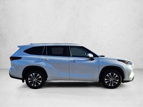 Used 2026 Toyota Highlander XLE AWD/4WD image 4