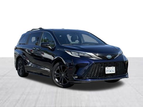 Used 2021 Toyota Sienna XSE w/ XSE Plus Package image 1