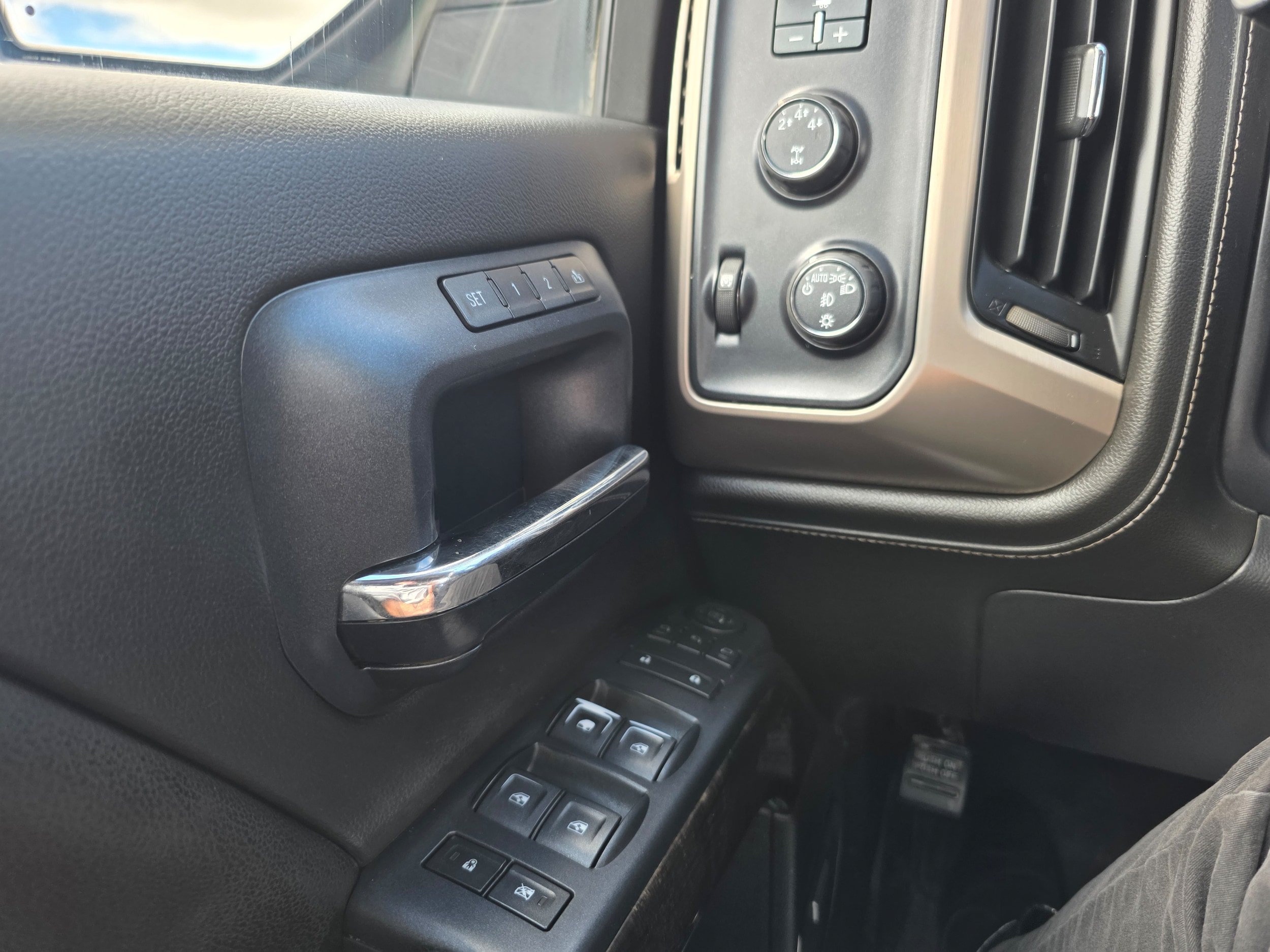 Used 2015 GMC Sierra 2500 Denali w/ Duramax Plus Package AWD/4WD image 19